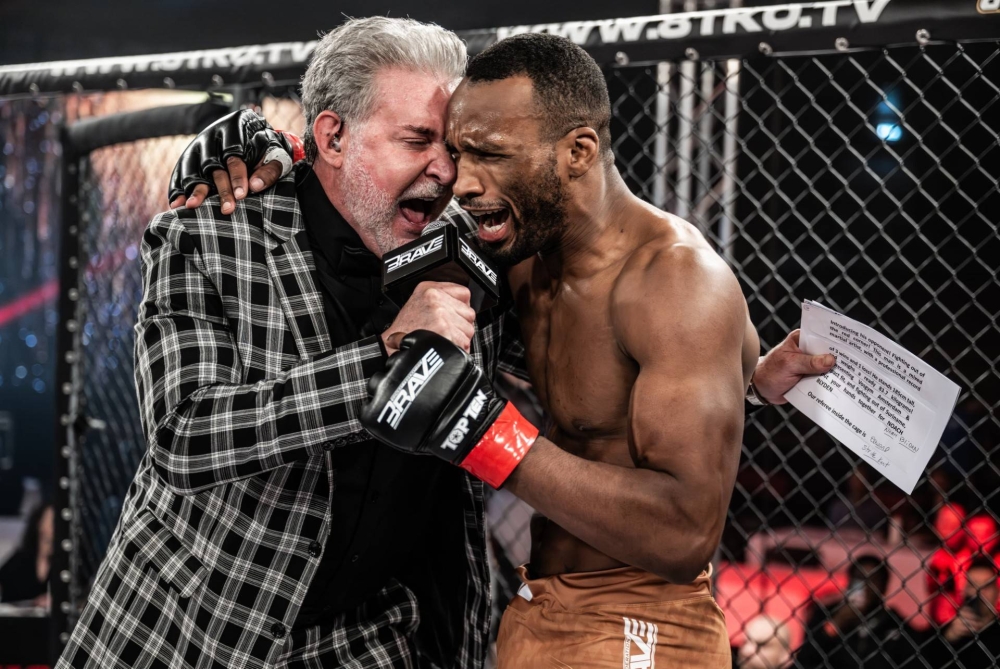 بريف البحرينية تشيد بالعطاء المميز للمعلق الشهير كارلوس كريمر في BRAVE CF