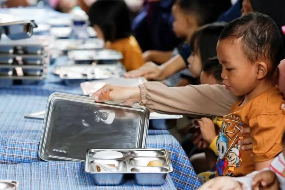 كارثة صحية جديدة في إندونيسيا... تسمم أكثر من ألف طفل بسبب الوجبات المجانية