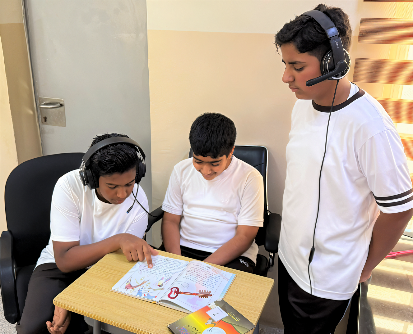 طلاب يسجلون مواد تعليمية بأصواتهم دعمًا لزميلهم من ذوي الإعاقة البصرية