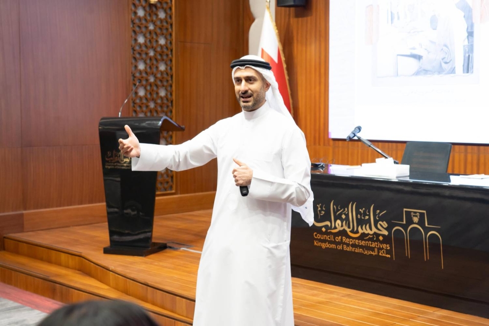 "جسور برلمانية" يواصل محاضرات اليوم الثاني حول دعم الشباب