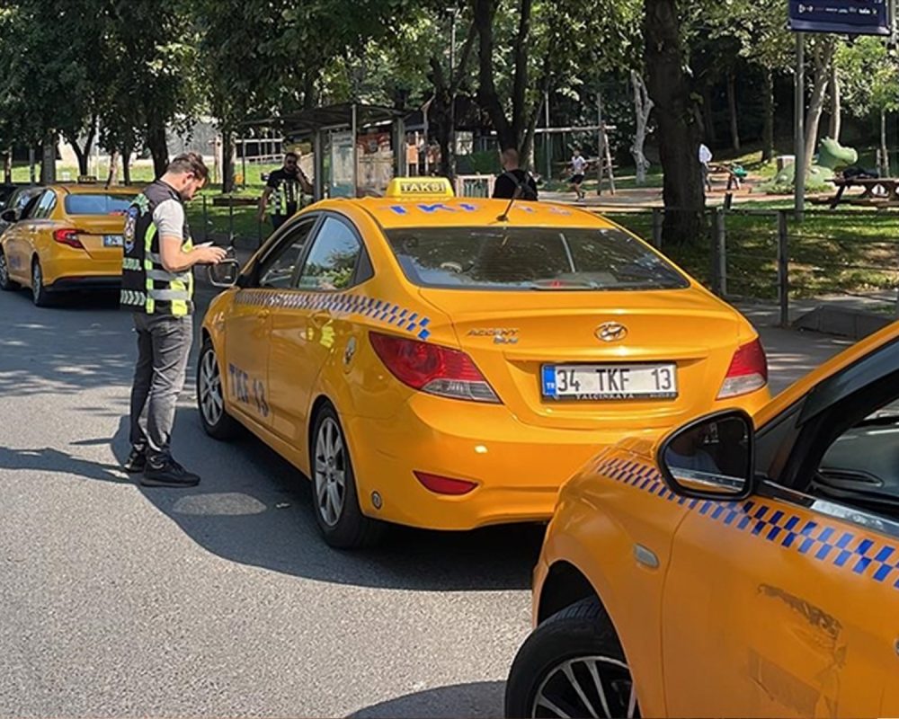 إسطنبول تلغي تصاريح سائقي تاكسي استغلوا السياح.. وتفرض تدريبًا إلزاميًا
