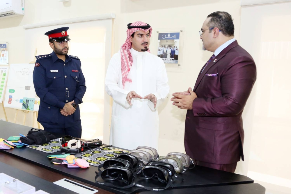 اطلع على أبرز المبادرات والبرامج .. محافظ العاصمة يزور مركز "معاً" ويشيد بدوره التوعوي