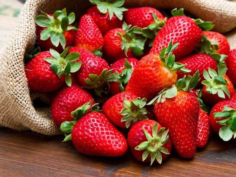 الفراولة.. سر طبيعي لشعر صحي ولامع بلا تكاليف