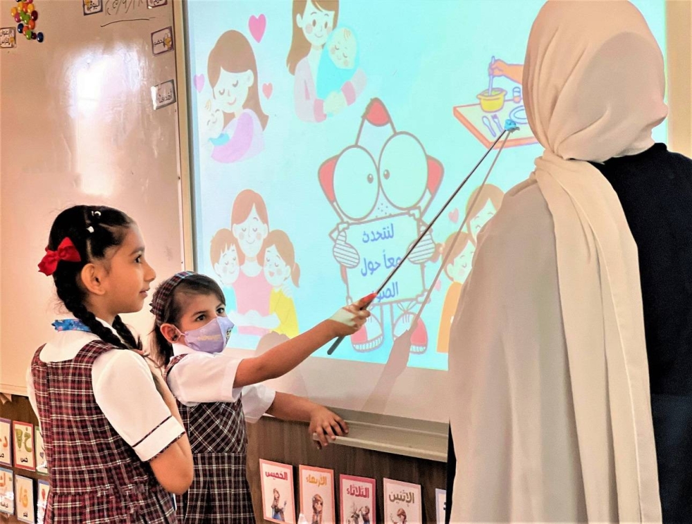 ترسم لوحة الأمل وتلهم زميلاتها..في مدرسة عراد.. إرادة فاطمة أقوى من آلام مرضها