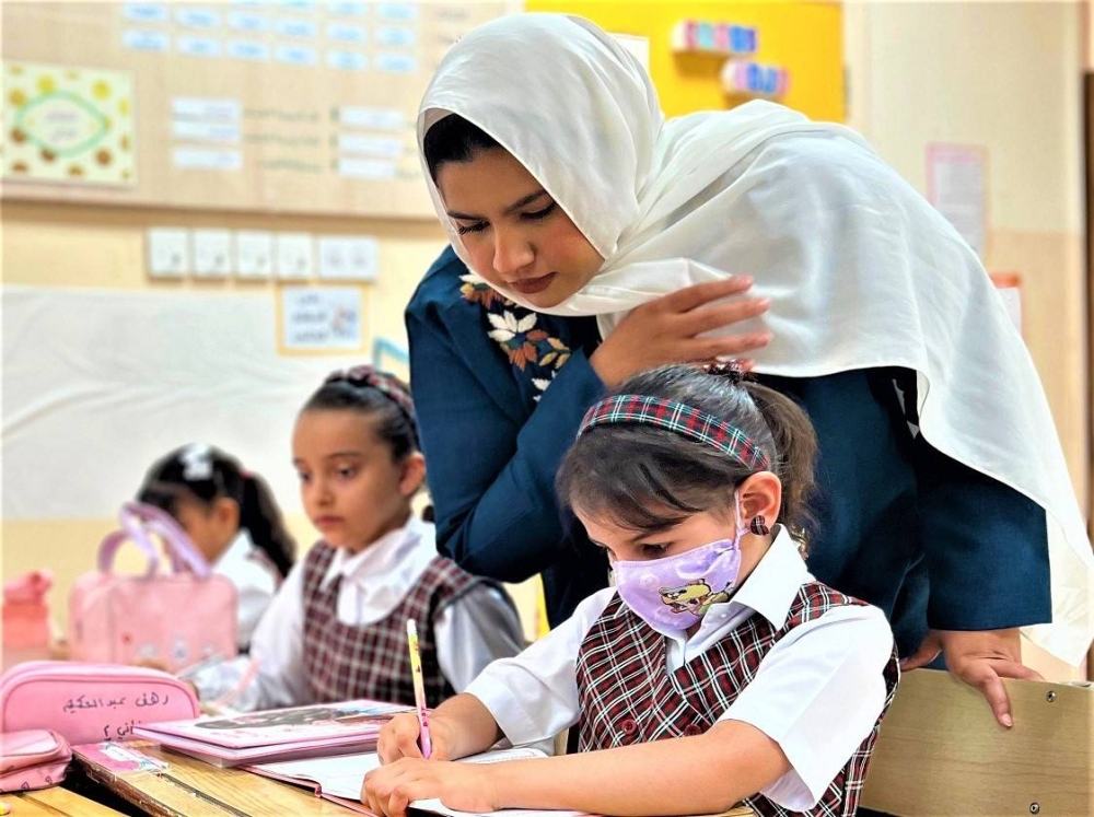 ترسم لوحة الأمل وتلهم زميلاتها..في مدرسة عراد.. إرادة فاطمة أقوى من آلام مرضها