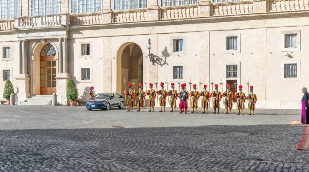 ولي العهد رئيس الوزراء يلتقي قداسة البابا ليو الرابع عشر بابا الفاتيكان