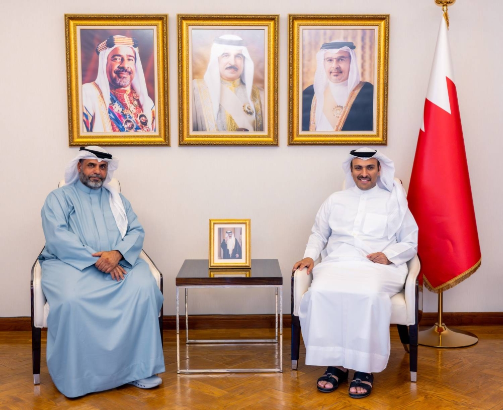 وزير الإعلام يستقبل المصوّر الحجيري لفوزه بجائزة أفضل صورة في الصين