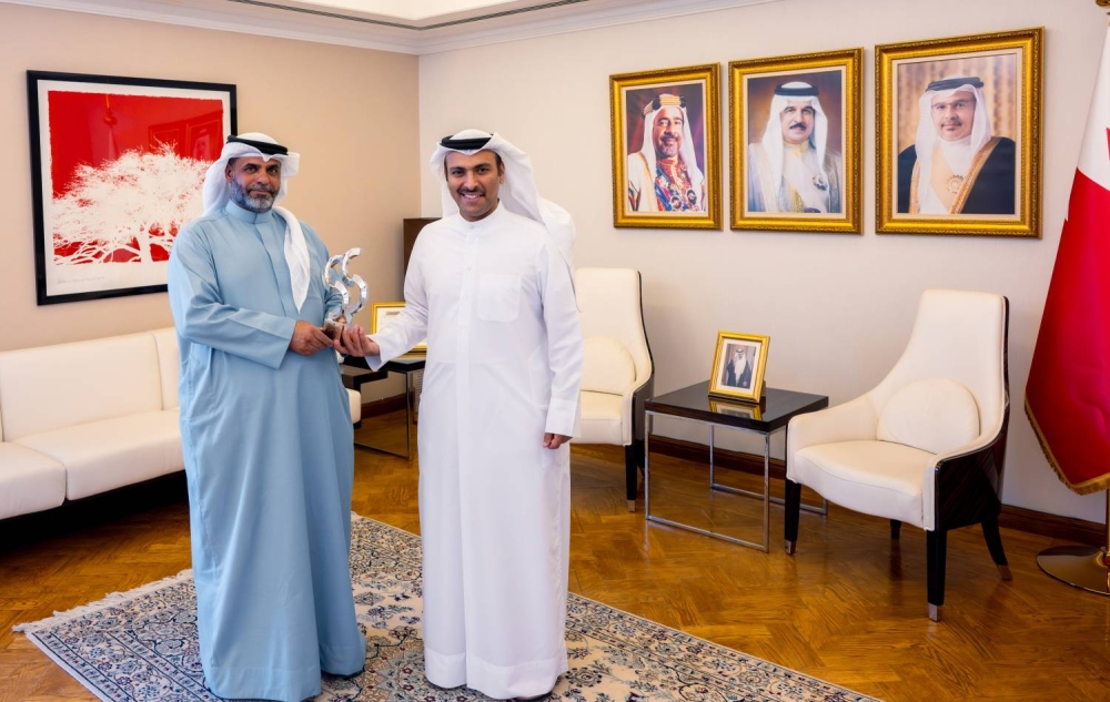 وزير الإعلام يستقبل المصوّر الحجيري لفوزه بجائزة أفضل صورة في الصين