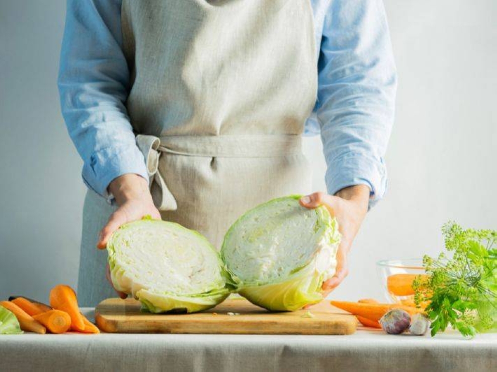 من المحشي للسلطات.. كيف تحفظين الكرنب طازجًا طوال العام؟