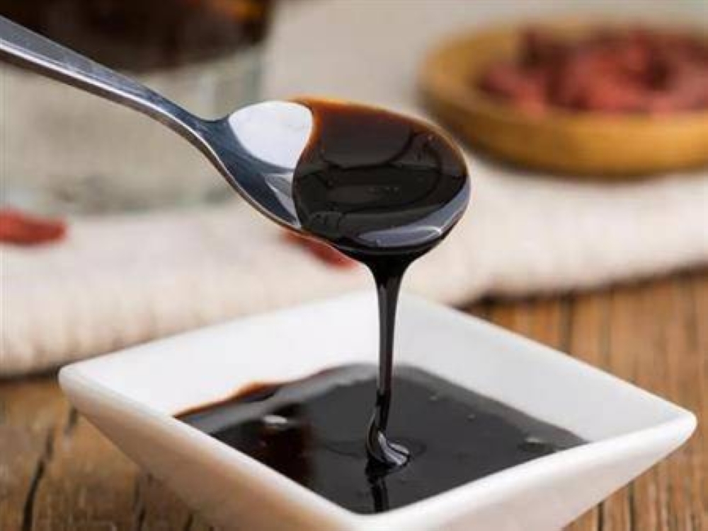 6 فوائد مذهلة لصحتك.. لماذا يجب إضافة العسل الأسود إلى نظامك الغذائي؟