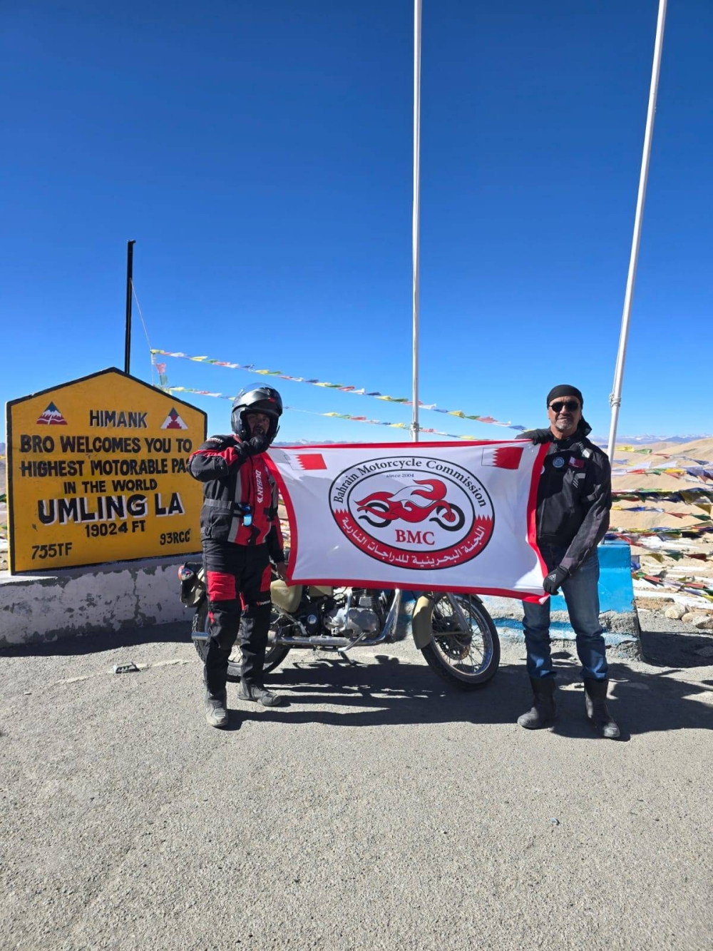 الدراجان فوزي وعيسى الزباري يرفعان علم البحرين على قمة &laquo;أوملنغ لا&raquo; بالهند