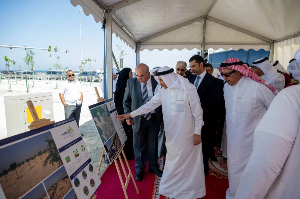 خالد بن عبد الله يغرس الشجرة رقم 14 ألف احتفاءً بانتهاء أعمال التشجير في شارع المحرق الدائرر