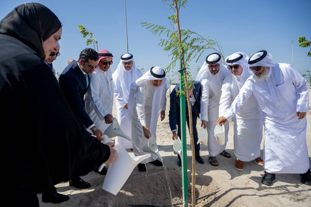 خالد بن عبد الله يغرس الشجرة رقم 14 ألف احتفاءً بانتهاء أعمال التشجير في شارع المحرق الدائرر