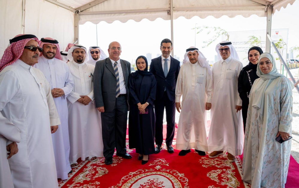 خالد بن عبد الله يغرس الشجرة رقم 14 ألف احتفاءً بانتهاء أعمال التشجير في شارع المحرق الدائرر