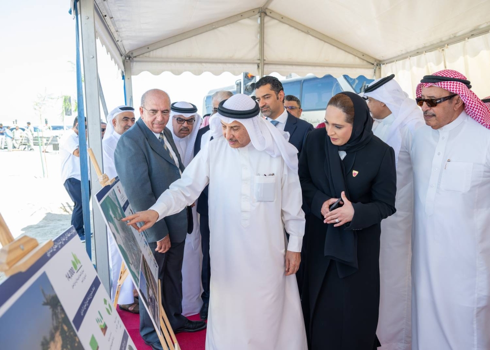 خالد بن عبد الله يغرس الشجرة رقم 14 ألف احتفاءً بانتهاء أعمال التشجير في شارع المحرق الدائرر