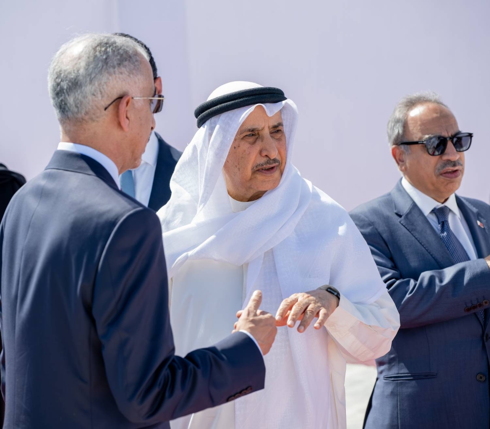 خالد بن عبد الله يغرس الشجرة رقم 14 ألف احتفاءً بانتهاء أعمال التشجير في شارع المحرق الدائرر