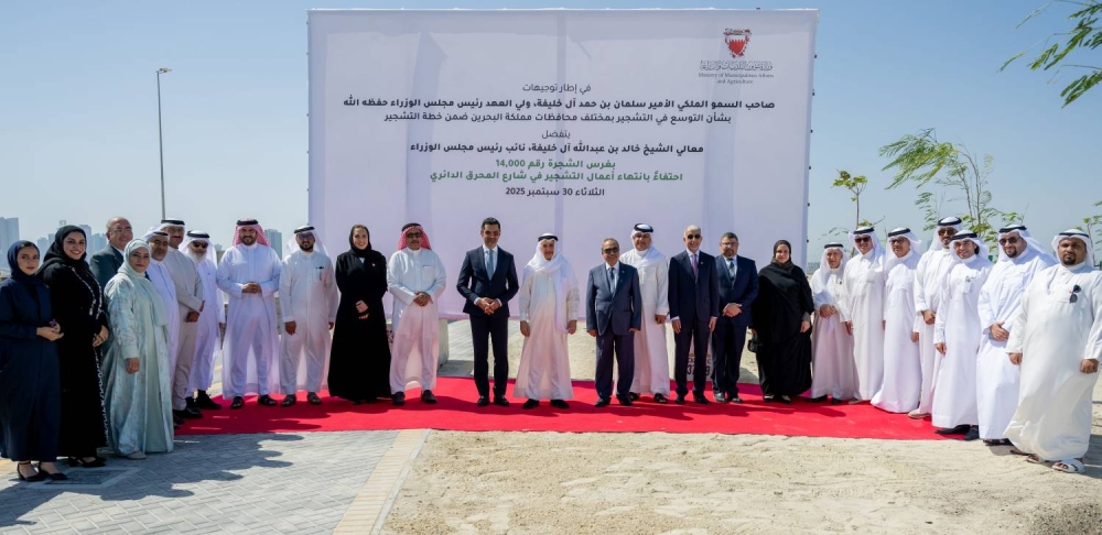 خالد بن عبد الله يغرس الشجرة رقم 14 ألف احتفاءً بانتهاء أعمال التشجير في شارع المحرق الدائرر