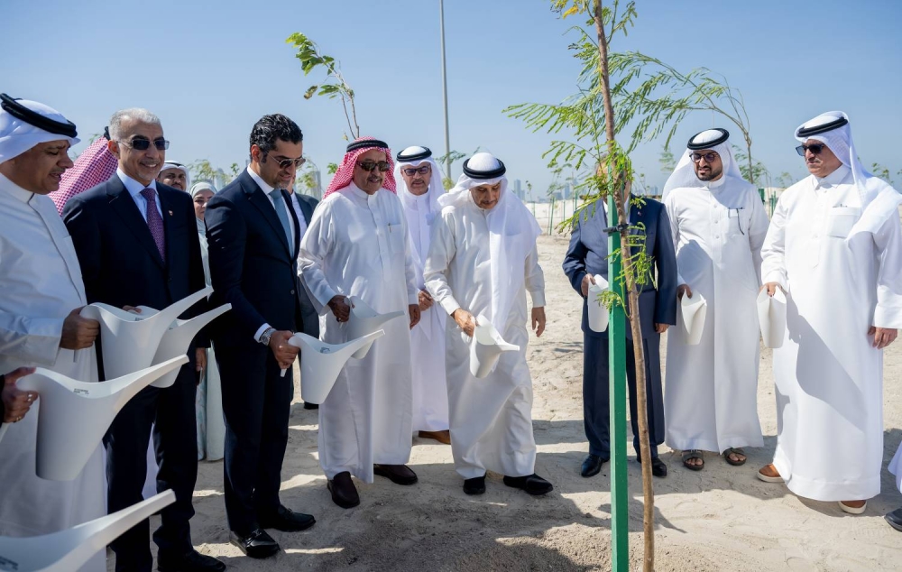 خالد بن عبد الله يغرس الشجرة رقم 14 ألف احتفاءً بانتهاء أعمال التشجير في شارع المحرق الدائرر