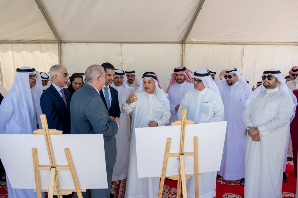 خالد بن عبد الله يغرس الشجرة رقم 14 ألف احتفاءً بانتهاء أعمال التشجير في شارع المحرق الدائرر