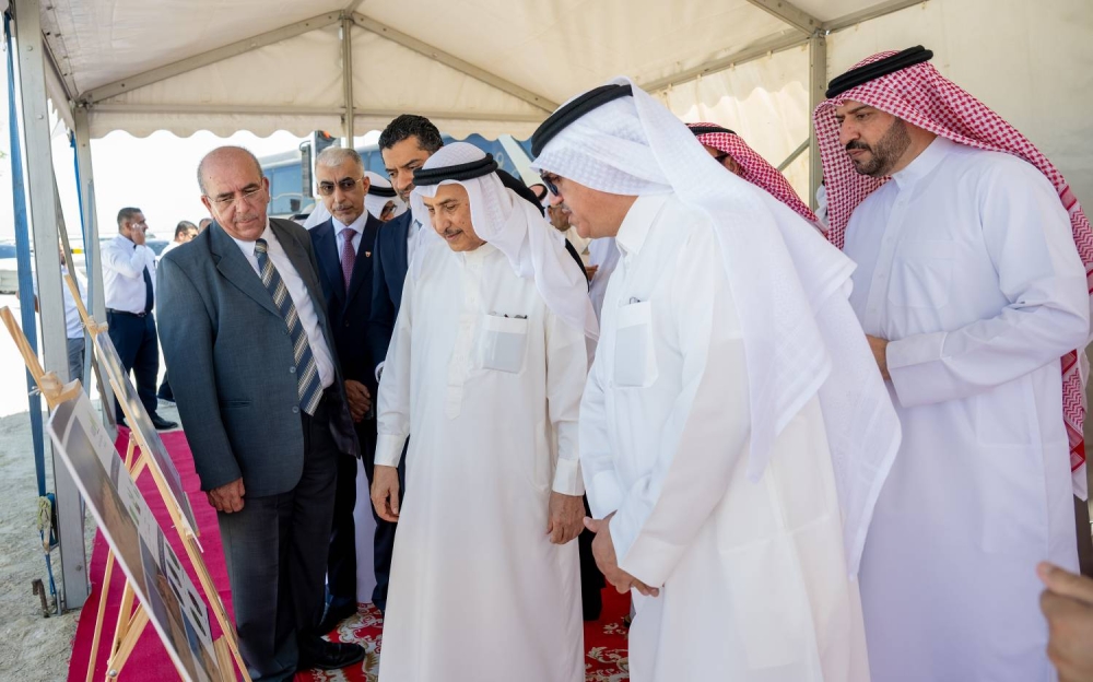 خالد بن عبد الله يغرس الشجرة رقم 14 ألف احتفاءً بانتهاء أعمال التشجير في شارع المحرق الدائرر