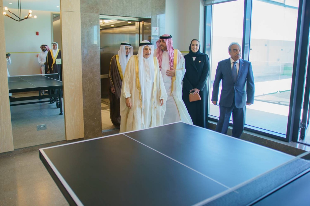 خالد بن عبد الله يطلع على مشروع النسيم في ديار المحرق