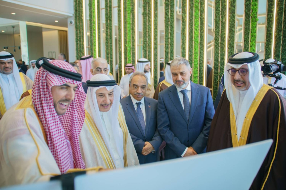 خالد بن عبد الله يطلع على مشروع النسيم في ديار المحرق