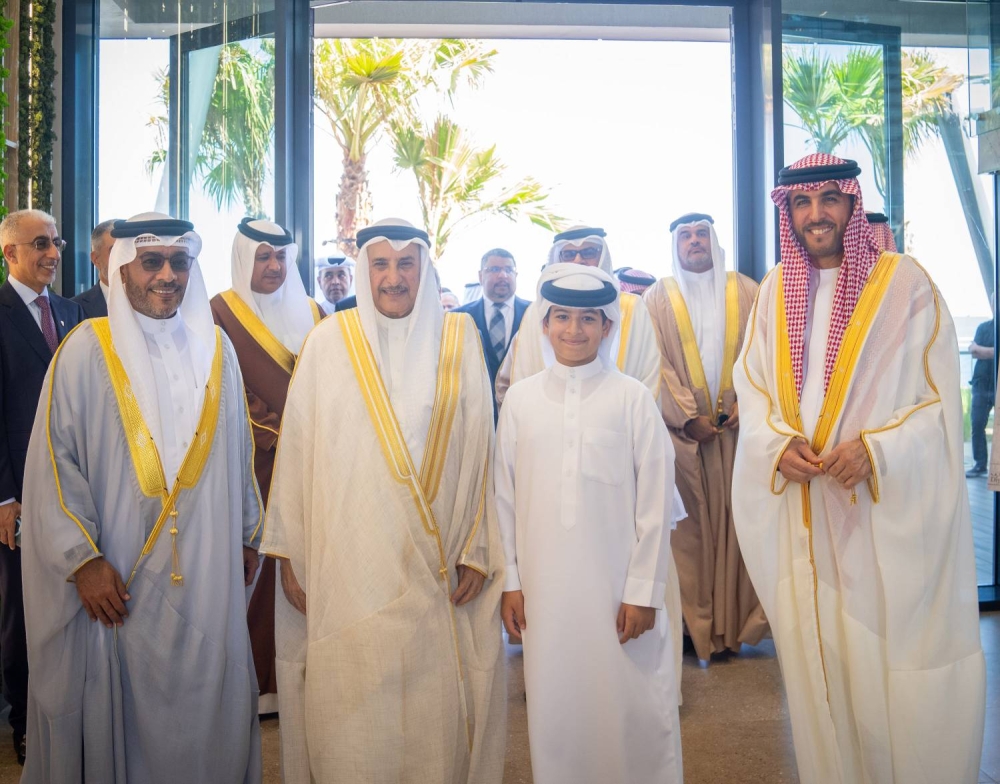 خالد بن عبد الله يطلع على مشروع النسيم في ديار المحرق