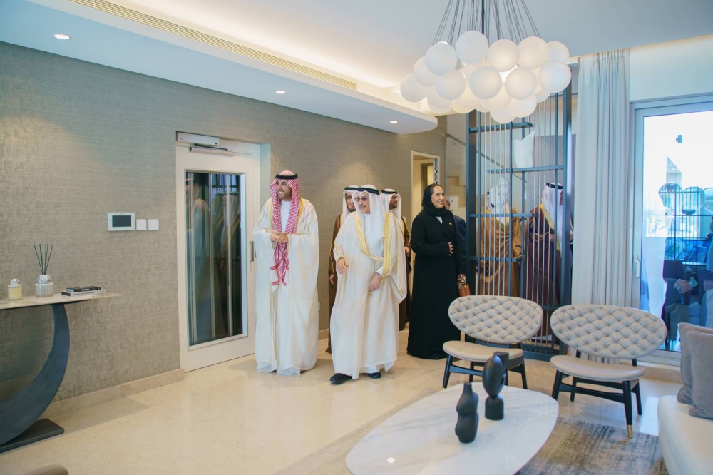 خالد بن عبد الله يطلع على مشروع النسيم في ديار المحرق