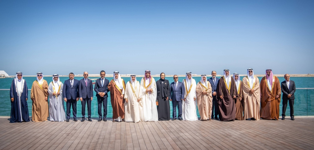 خالد بن عبد الله يطلع على مشروع النسيم في ديار المحرق