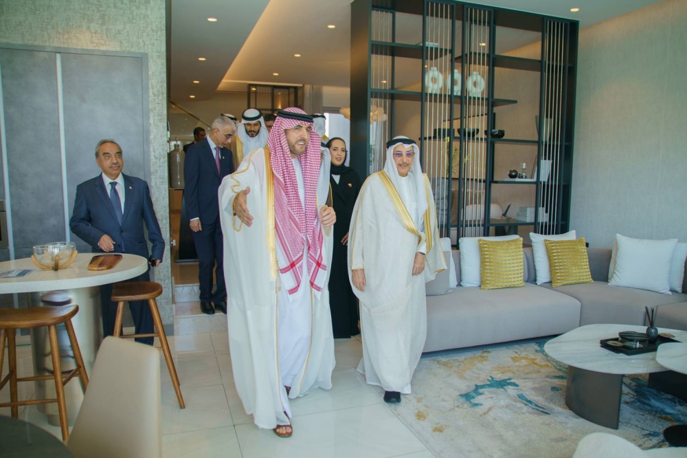 خالد بن عبد الله يطلع على مشروع النسيم في ديار المحرق