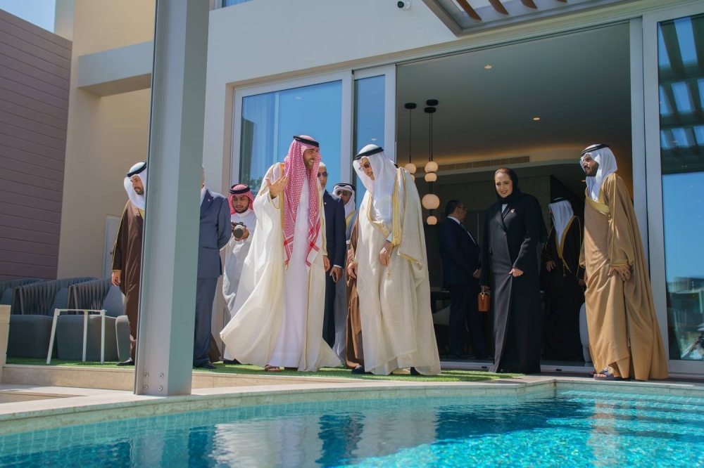 خالد بن عبد الله يطلع على مشروع النسيم في ديار المحرق