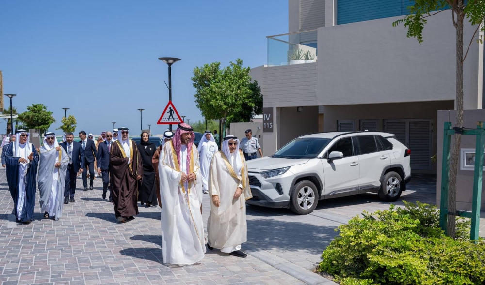 خالد بن عبد الله يطلع على مشروع النسيم في ديار المحرق