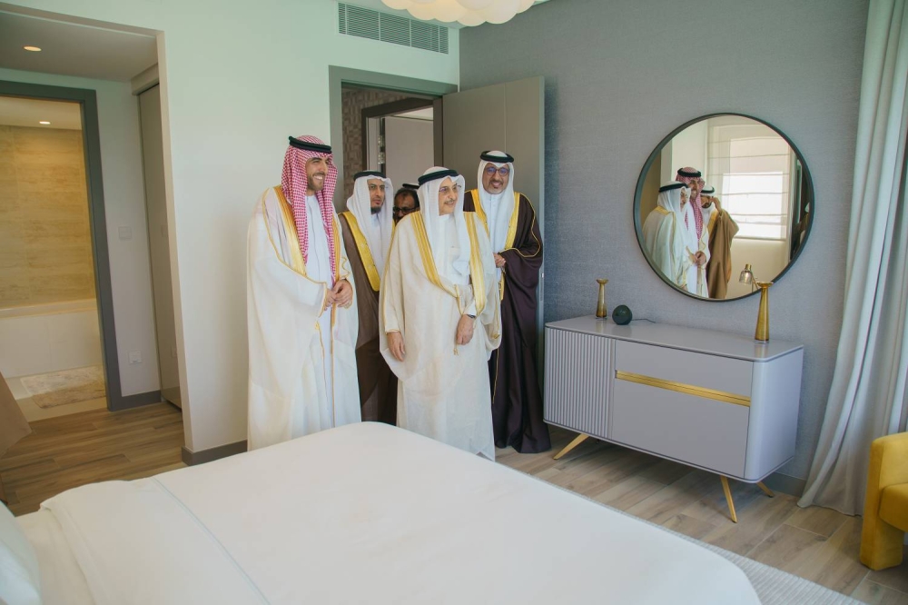 خالد بن عبد الله يطلع على مشروع النسيم في ديار المحرق