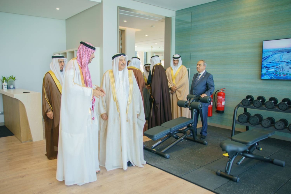 خالد بن عبد الله يطلع على مشروع النسيم في ديار المحرق