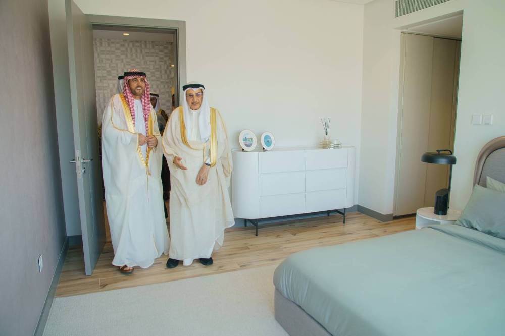 خالد بن عبد الله يطلع على مشروع النسيم في ديار المحرق