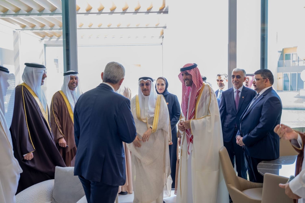 خالد بن عبد الله يطلع على مشروع النسيم في ديار المحرق