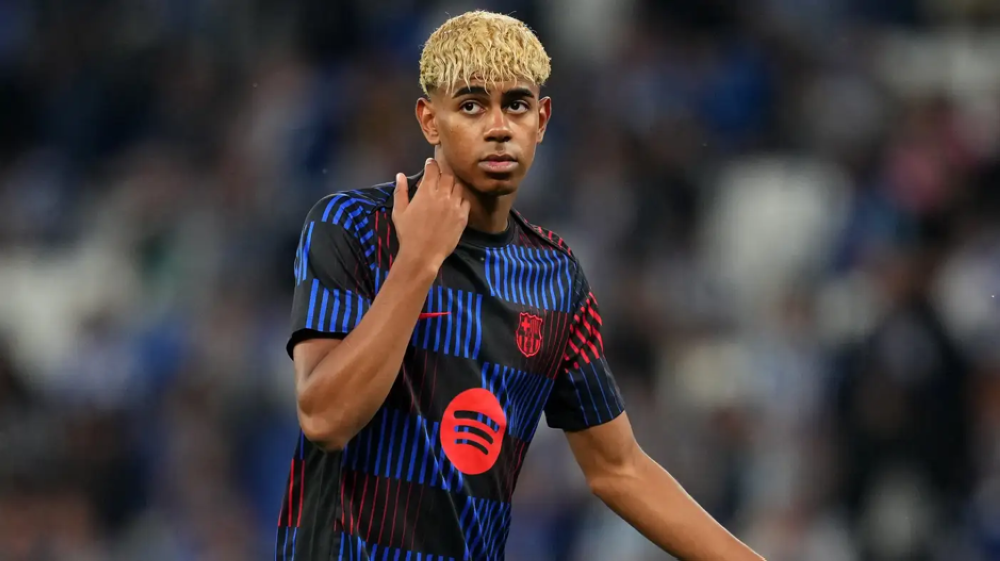 فليك عن لامين يامال نجم برشلونة: ليس لاعبًا خارقًا ولا يزال في مرحلة التعلم