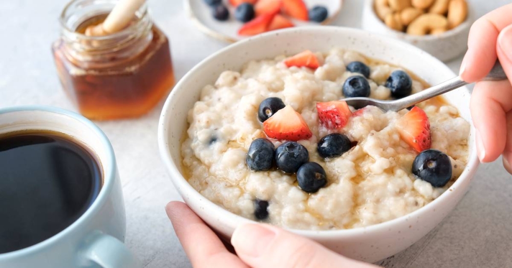 لماذا ينصح الأطباء بتناول الشوفان مع اللبن صباحًا؟