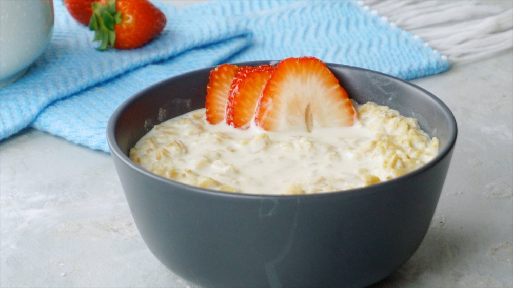 لماذا ينصح الأطباء بتناول الشوفان مع اللبن صباحًا؟