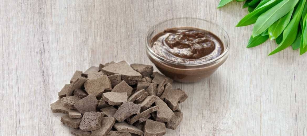 وصفة أسطورية من أعماق الصحراء.. كيف يعيد الطمي المغربي لبشرتك الحياة؟