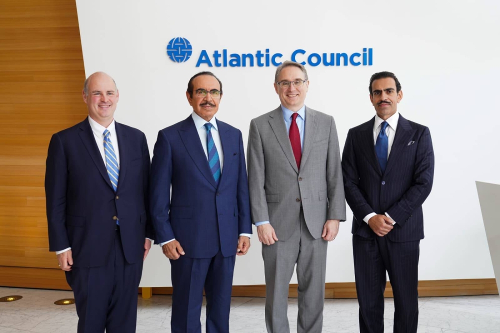 وزير الداخلية يلتقي مدير الاستخبارات الوطنية الأمريكية ويؤكد أهمية تبادل الخبرات