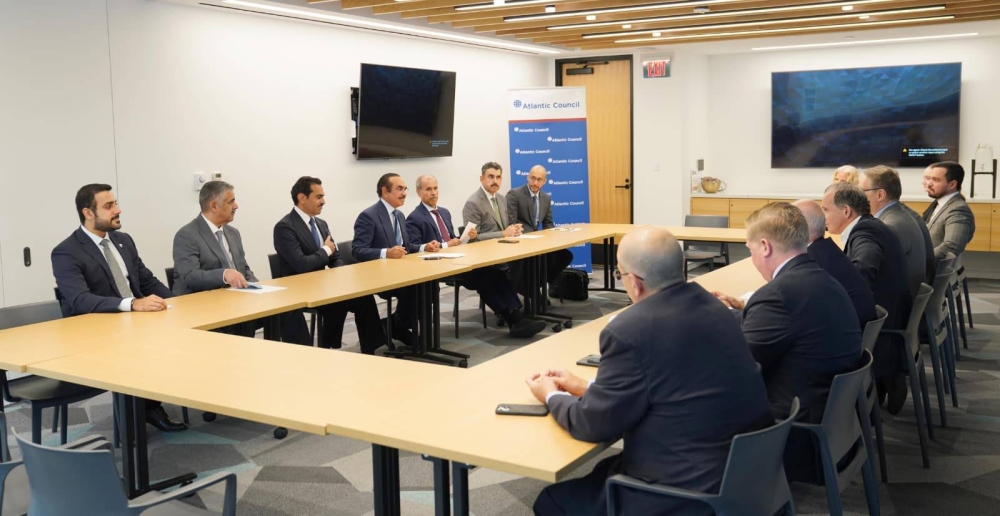 وزير الداخلية يلتقي مدير الاستخبارات الوطنية الأمريكية ويؤكد أهمية تبادل الخبرات