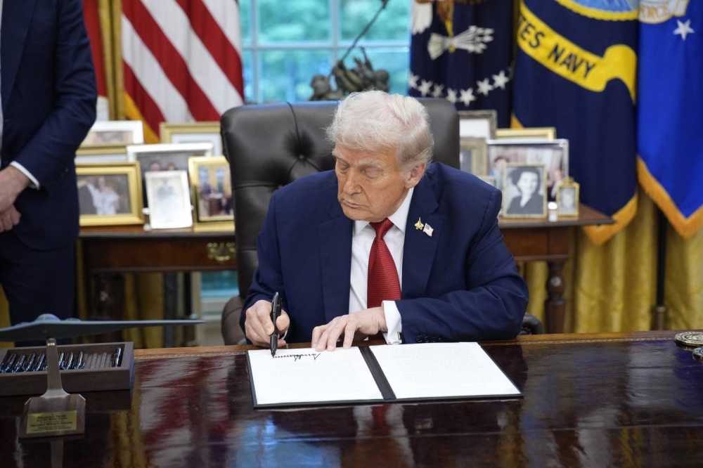 ترامب يوقع أمراً تنفيذياً يضمن أمن قطر ويشمل التدخل العسكري