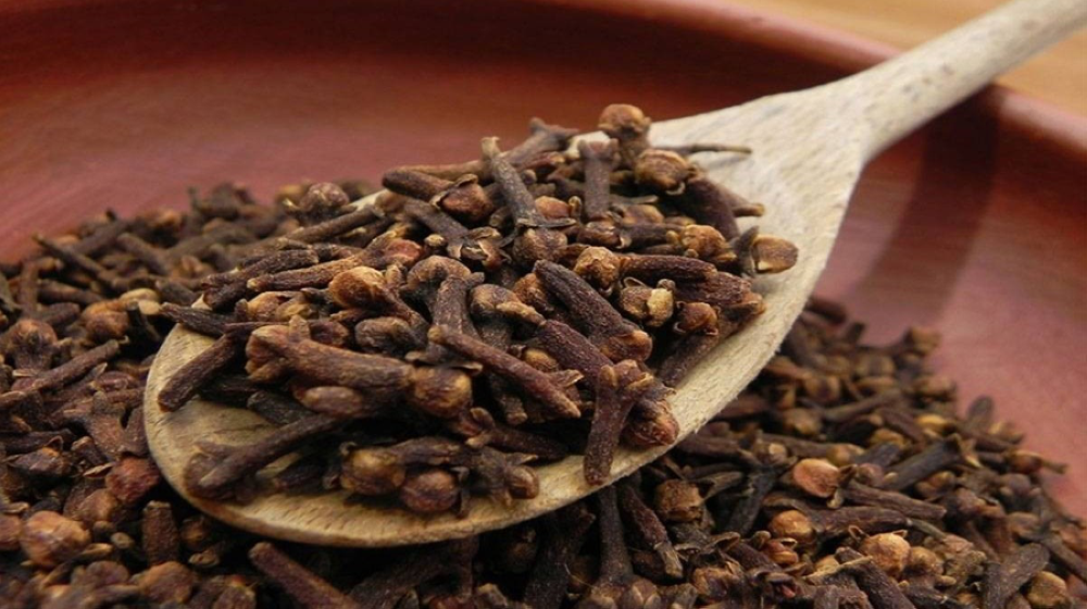 وصفات طبيعية للقرنفل تعزز نمو الشعر وتحارب التساقط