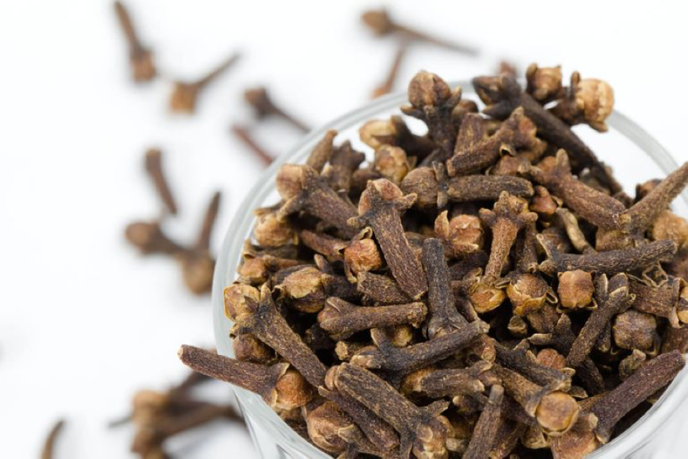 وصفات طبيعية للقرنفل تعزز نمو الشعر وتحارب التساقط