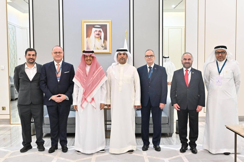 وزير النفط والبيئة يعقد اجتماعًا مع رئيس مجلس إدارة شركة أكوا باور على هامش مؤتمر IDCE2025