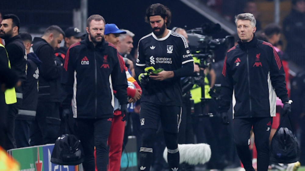 إصابة أليسون بيكر تحرمه من ليفربول في قمتي تشيلسي ومانشستر يونايتد