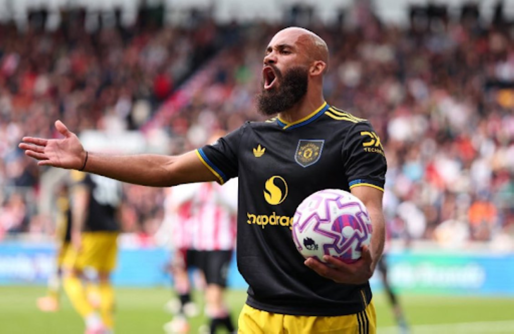 مبيومو: مسؤولية تراجع مانشستر يونايتد تقع على اللاعبين لا أموريم