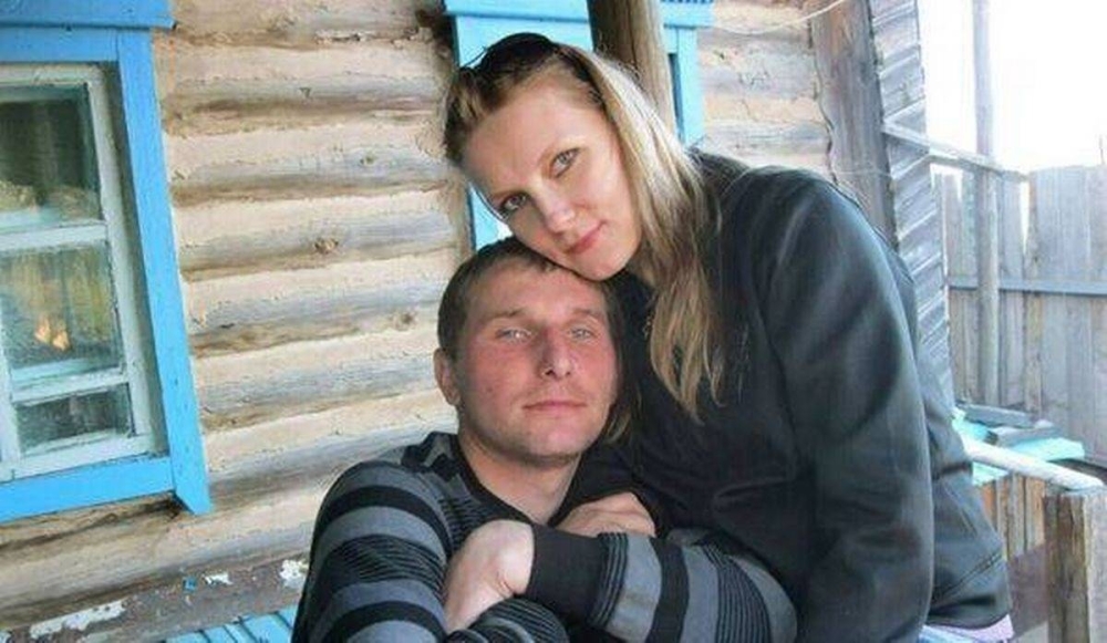 أب روسي يجبر صديقه مُغتصب ابنته على حفر قبره بيديه