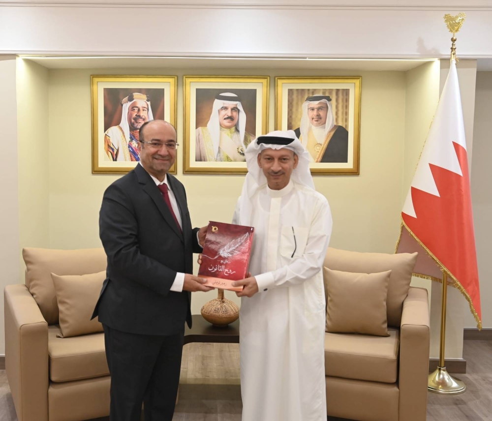 استقبل محافظ المحافظة الشمالية الكاتب زهير توفيقي الذي قدم له نسخة من كتابه "روح القانون"